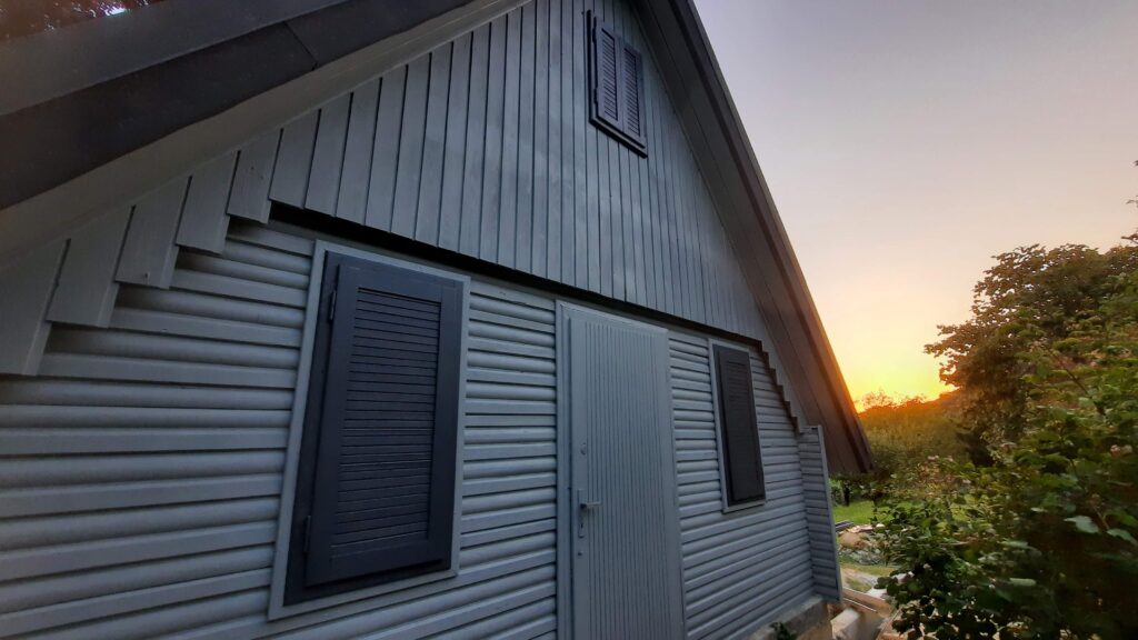 Kisház a naplementében