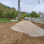Az első udvar - kocsibeálló készül